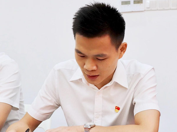黨支部蔡裕熠主持大會(huì )