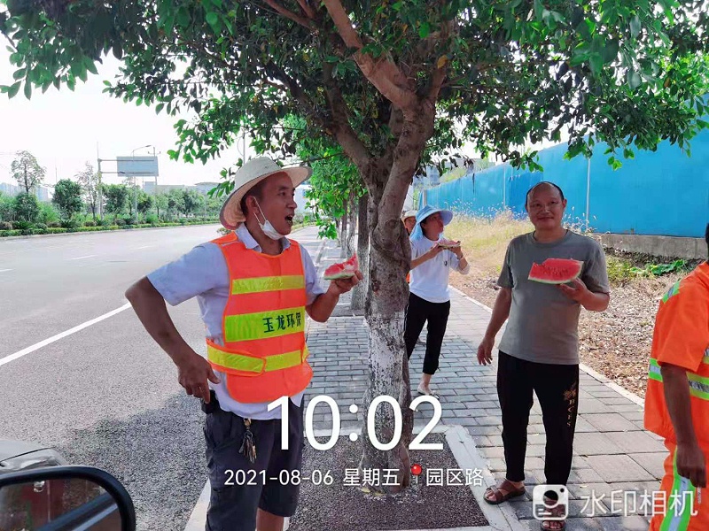 玉龍環(huán)保重慶分公司給員工送清涼發(fā)放慰問(wèn)物資4