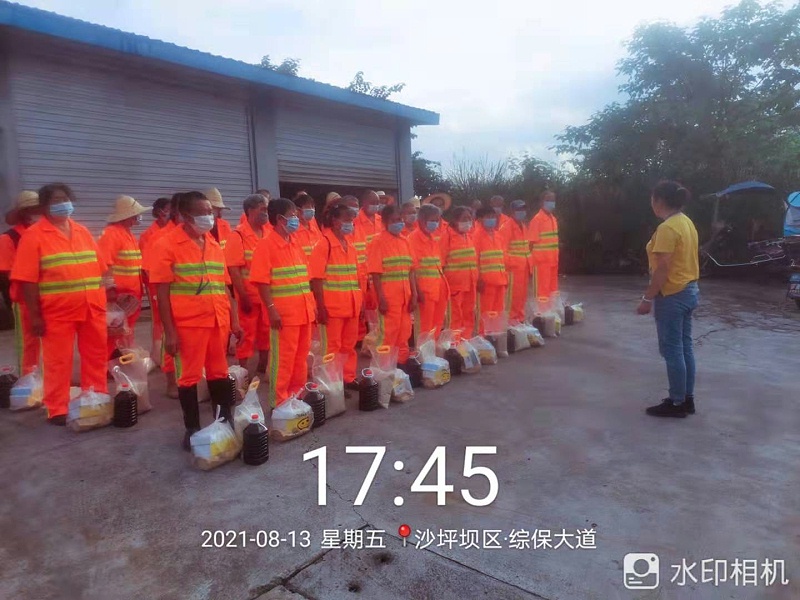 玉龍環(huán)保重慶分公司給員工送清涼發(fā)放慰問(wèn)物資3