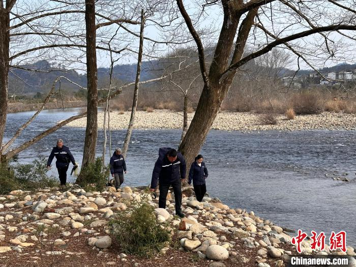 玉龍環保：網格員們巡查河道