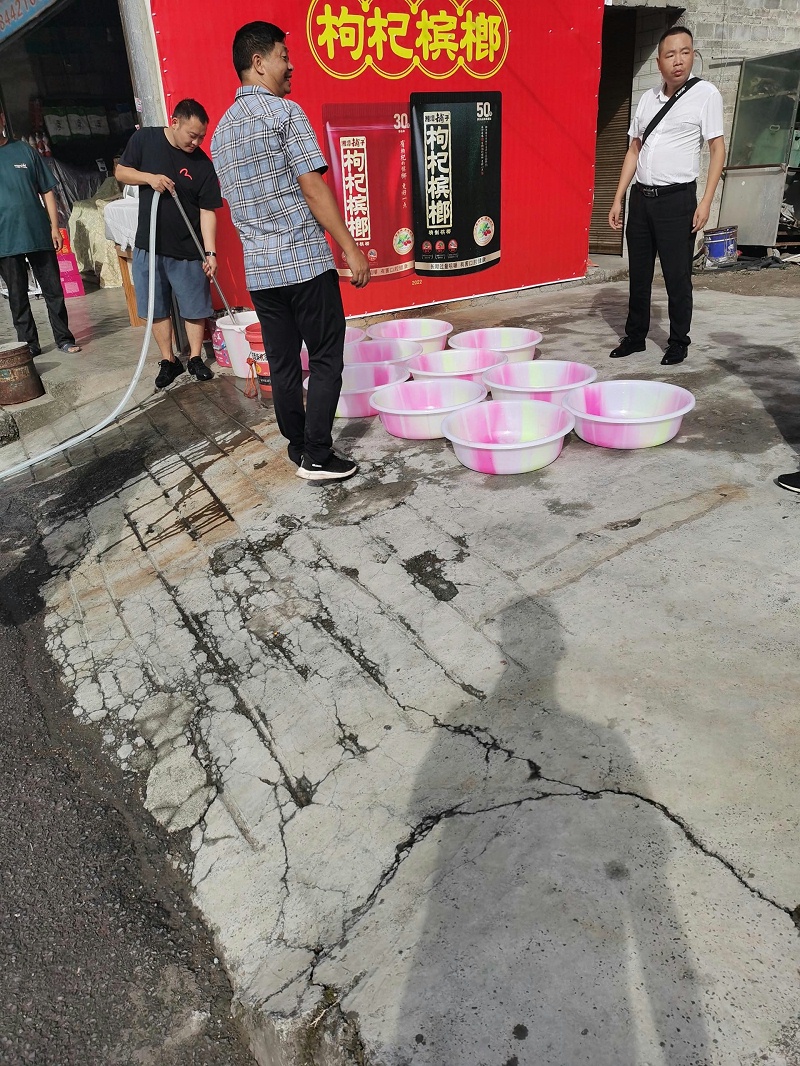 玉龍環(huán)保金沙分公司”送水“解渴“潤”民心