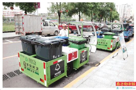 餐廚垃圾收運專用車在上寮舊村垃圾分類作業